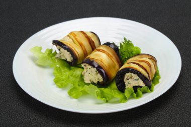 Peynirli patlıcan dolması ve otlar salata servis