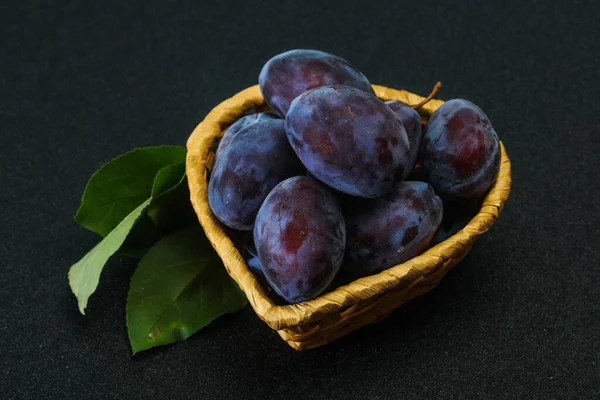 Montón Ciruela Madura Cesta Con Hojas — Foto de Stock