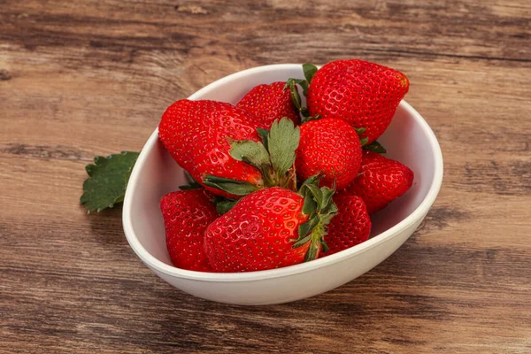 用叶子把甜草莓放在碗里 — 图库照片