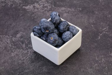 Arka planda tatlı sulu yaban mersini yığını