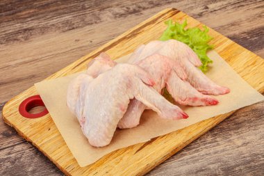 Çiğ tavuk kanatları pişmeye hazır.