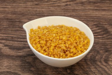 Vejetaryen mutfağı. Kasede pişirmek için kuru bulgur.