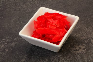 Asya mutfağı terbiye edilmiş zencefil kökü kasede.