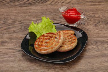 Izgara domuz eti soslu leziz sosis.