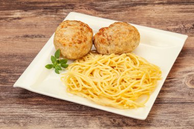 Peynirli spagetti ve ev yapımı tavuk pirzolası.