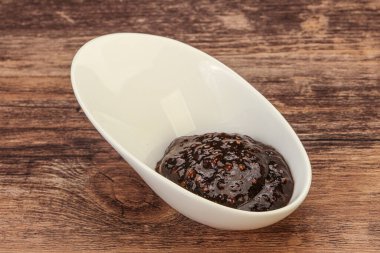 Kasede acı biber sosu var.