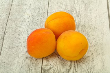 Taze, tatlı, birkaç kayısı meyvesi.