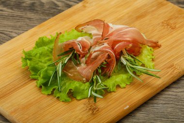 Biberiyeli dilimlenmiş domuz eti.