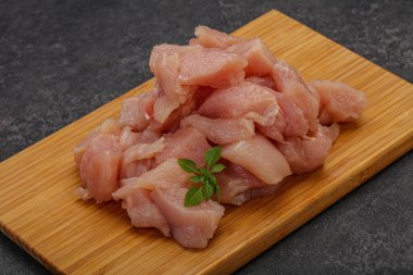 Pişirmek için çiğ tavuk göğsü.