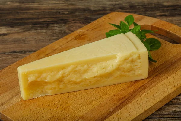 Parmigiano Stagionato Servito Con Foglie Basilico — Foto Stock