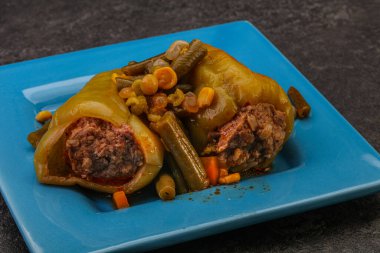 Doldurulmuş dolma dolma biber, et ve pilav.
