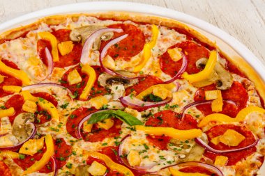 Salamlı, peynirli ve mantarlı pizza. 