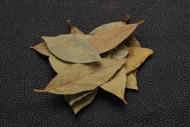 Kuru defne yaprakları - pişirmeye hazır