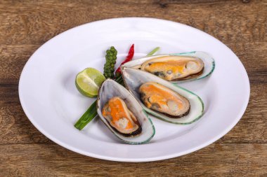 Limonlu ve yeşil biberli yarım midye.