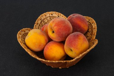 Tahta sepetteki olgun şeftali yığını