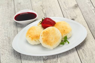 Reçelli krep ve naneli çilek.