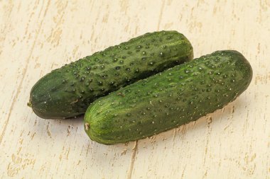 Arka planda iki salatalık var.