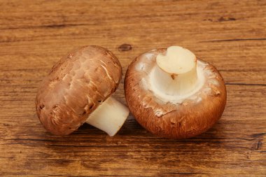 Arka planda Lezzetli Çiğ Kahverengi Şampiyonlar