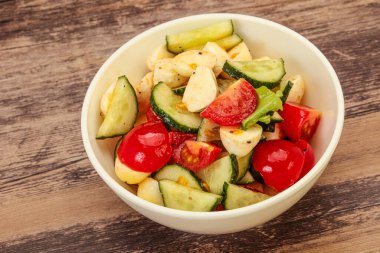 Sebzeli salata ve mozarlla peyniri.