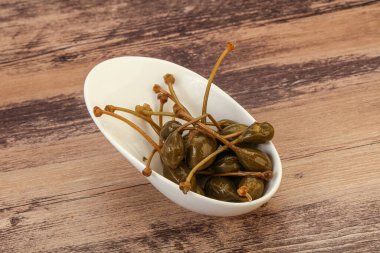 Lezzetli kapari meyveleri kasede 