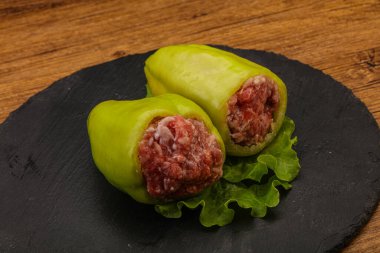 Pişirmek için çiğ biber ve et.