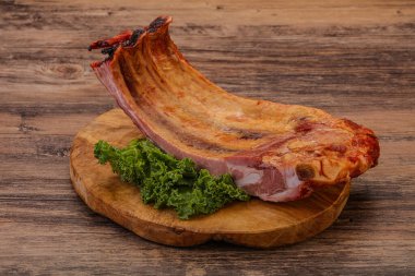 Baharatlı ve otlu domuz pirzolası.