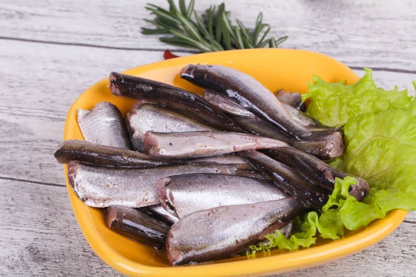 Anchovy Fish Snack Skålen Serveras Salladsblad Och Rosmarin — Stockfoto