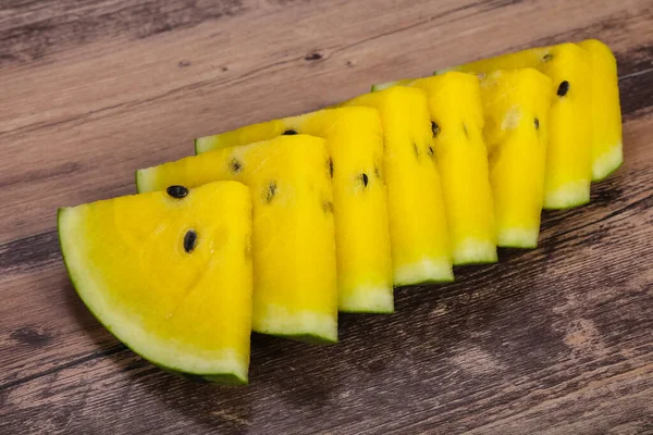 Fatiado Doce Saboroso Amarelo Melancia Madura — Fotografia de Stock