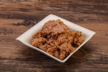 Salata için konserve ton balığı filetosu.