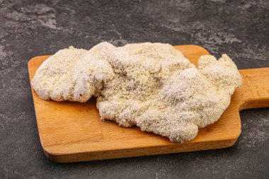 Kızartma için çiğ domuz eti şnitzel.