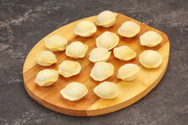 Pişirmek için çiğ etli börek.