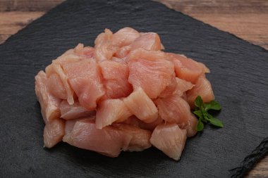 Pişirmek için çiğ tavuk göğsü.