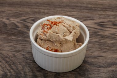 Kavanozda baharatlı ringa yağı var.