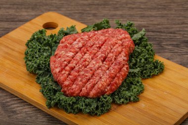 Izgara için çiğ sığır eti pirzolası.