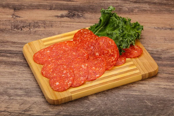 Italiensk Kryddig Pepperoni Korv Skivor Över Bord — Stockfoto