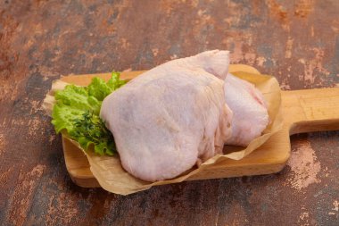 Çiğ tavuk kalçası pişirmeye hazır.