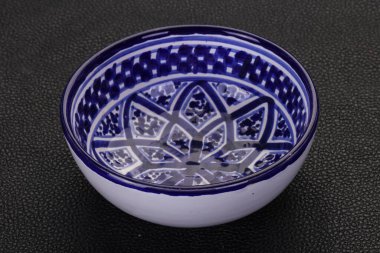 Boş seramik kase siyah arka plan üzerinde