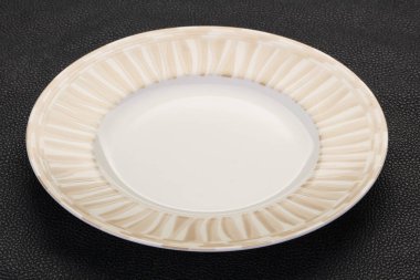 Siyah arkaplan üzerine boş beyaz tabak