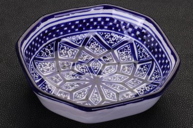 Boş seramik kase siyah arka plan üzerinde