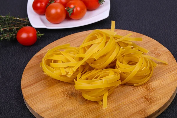 Fetuccini Pasta Cruda Con Tomates Tomillo —  Fotos de Stock