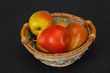 Tahta sepetteki olgun armut yığını.