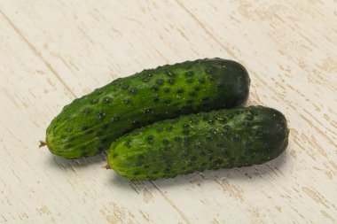 Taze taze iki salatalık vejetaryen için hazır.