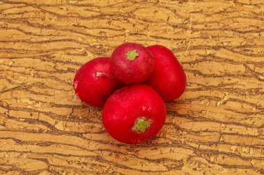 Olgun taze turp yığını ahşap arka planda