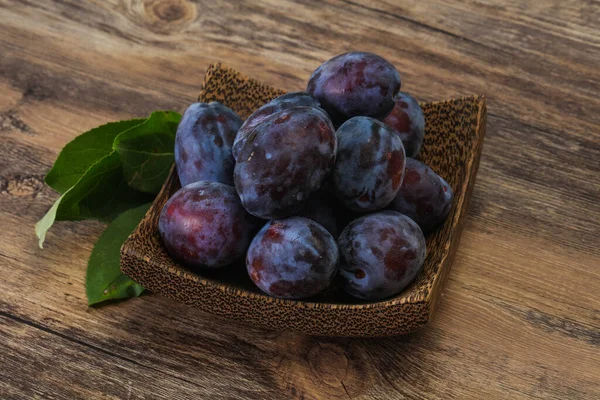 Montón Ciruela Madura Cesta Con Hojas — Foto de Stock