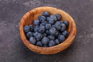 Arka planda tatlı sulu yaban mersini yığını