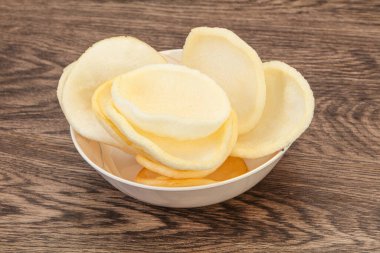 Asya usülü - kâsede ev yapımı karides cipsi