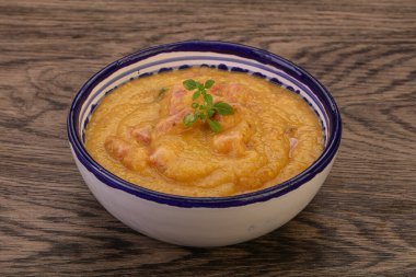 Füme domuz pirzolası ve bezelye kremalı çorba.