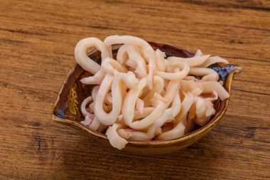 Lezzetli marine edilmiş mürekkep balığı kasede atıştırmalık parçalar.