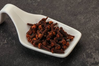 Aroma mutfağı - kasedeki kuru karanfil tohumları