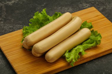 Salata yapraklı tavuk beyaz sosisi.